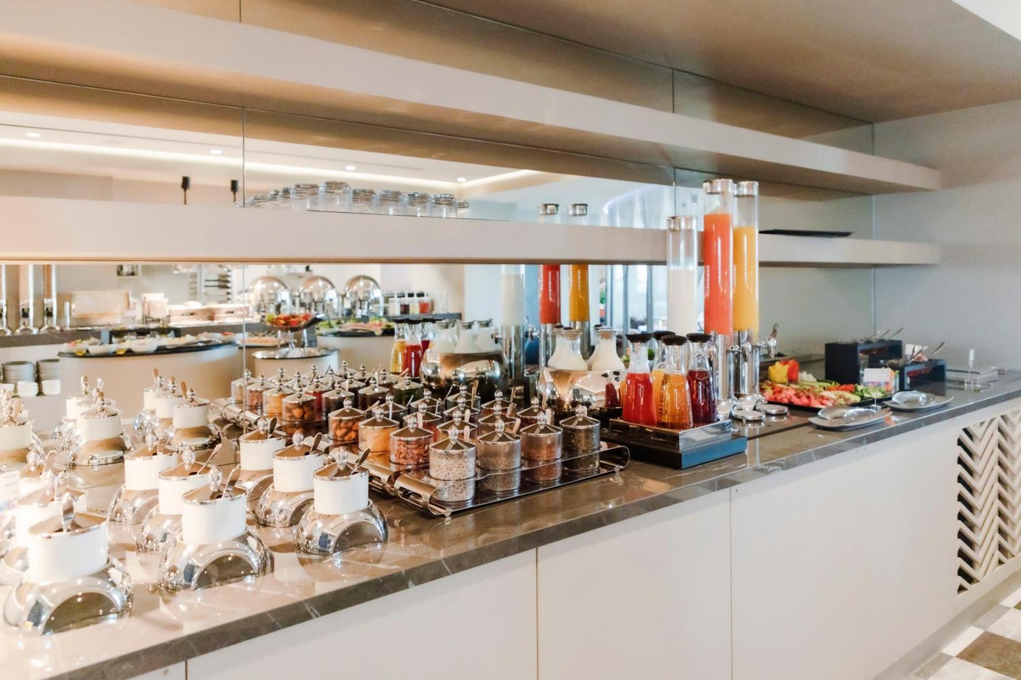 Nyx Esperia Palace Hotel Athens By Leonardo Hotels Exterior photo The buffet at the lounge