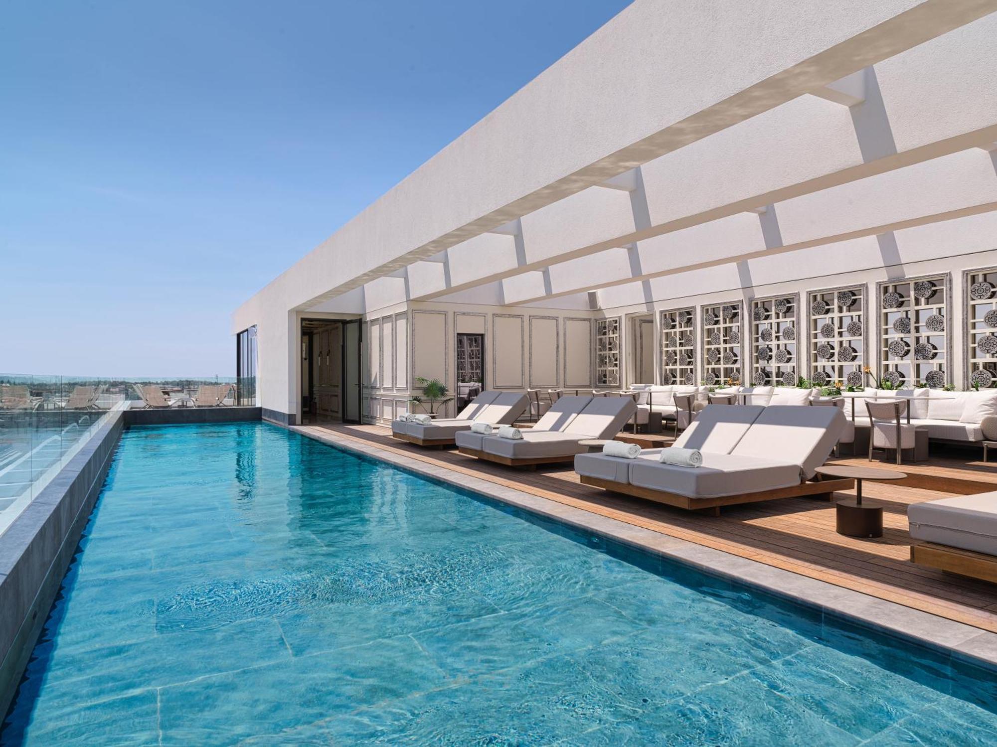 Nyx Esperia Palace Hotel Athens By Leonardo Hotels Exterior photo The rooftop pool at the hotel